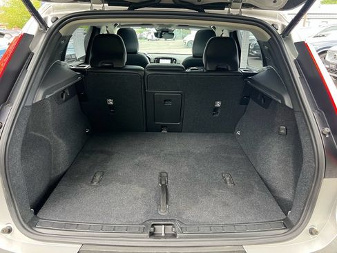 Certified 2024 Volvo XC40 B5 Plus AWD/4WD image 27