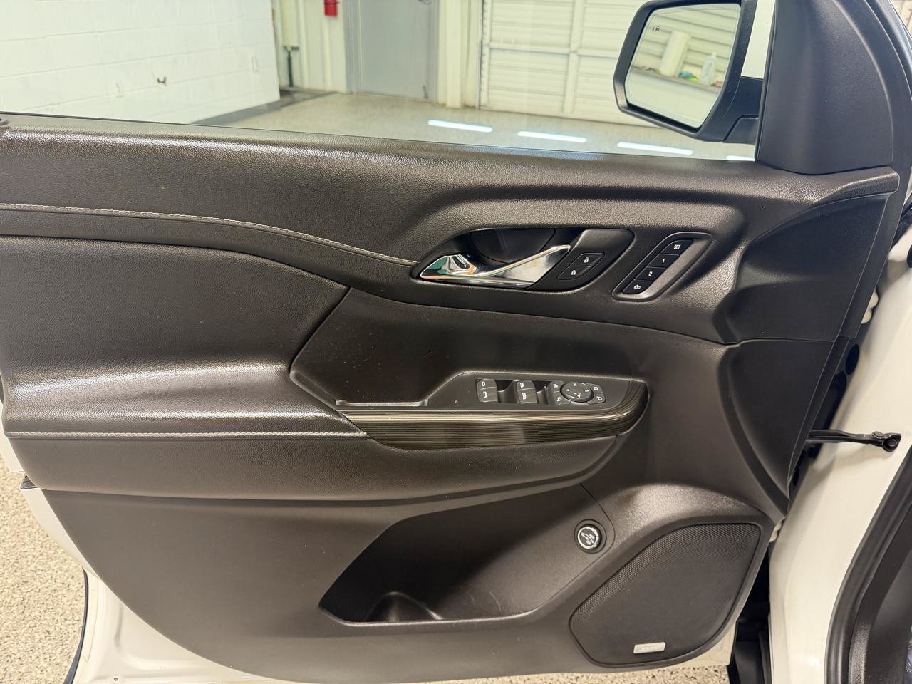 Used 2022 GMC Acadia SLT w/ Technology Package FWD image 12