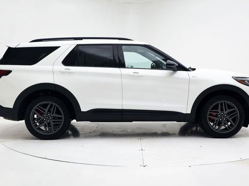 Used 2025 Ford Explorer ST-Line w/ ST-Line Street Pack image 3
