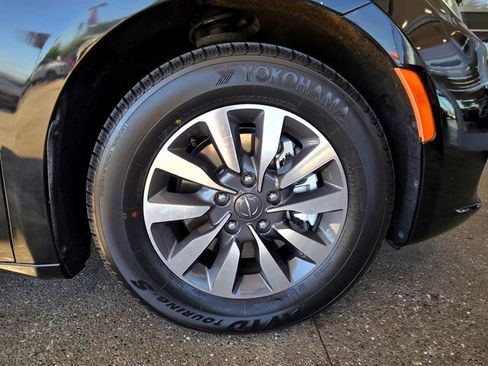 Used 2024 Chrysler Pacifica Select image 32