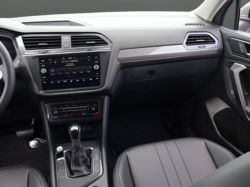 Used 2024 Volkswagen Tiguan SE FWD image 16