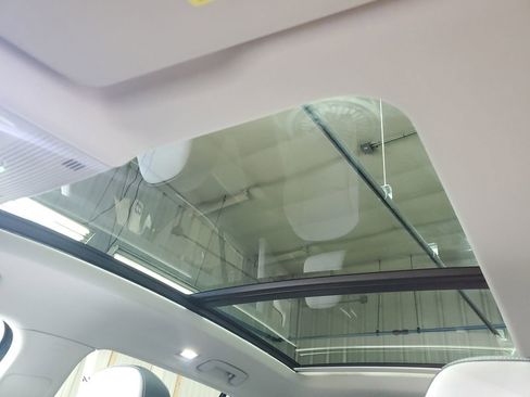 New 2025 Volkswagen Tiguan SE image 7