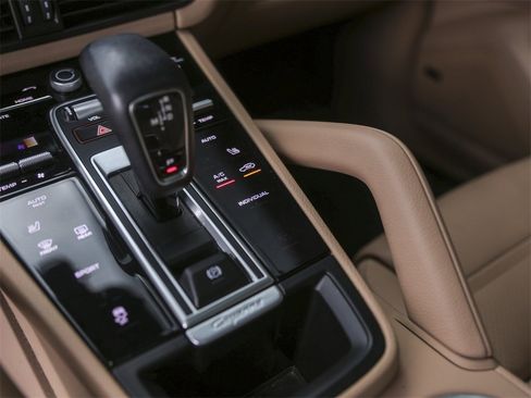 Certified 2023 Porsche Cayenne Platinum Edition image 27