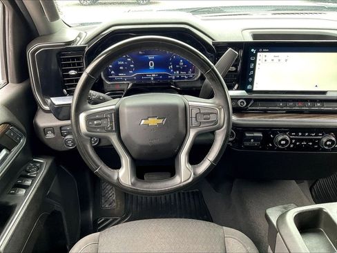 Used 2024 Chevrolet Silverado 2500 LT w/ Convenience Package image 16