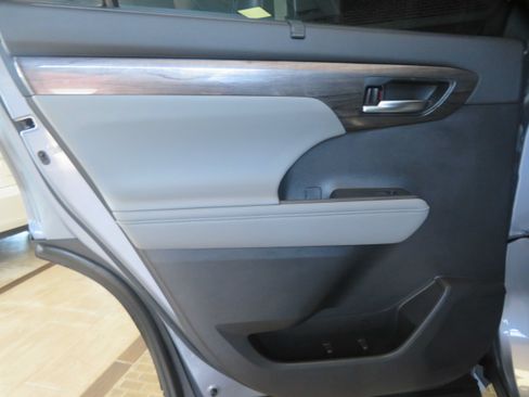 Used 2021 Toyota Highlander Platinum FWD image 18