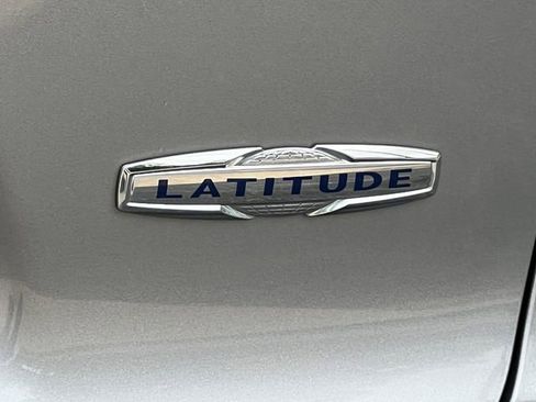 Used 2020 Jeep Cherokee Latitude w/ Cold Weather Group AWD/4WD image 9