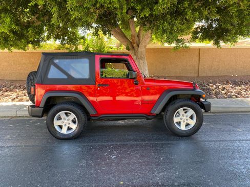 Used 2016 Jeep Wrangler Sport w/ Connectivity Group AWD/4WD image 9
