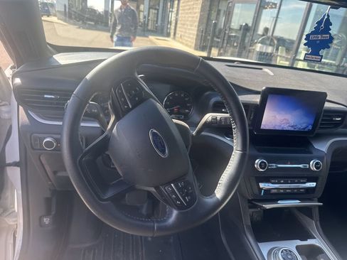 Used 2020 Ford Explorer XLT image 12