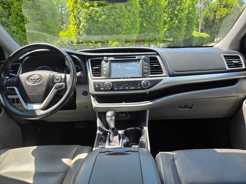 Used 2018 Toyota Highlander XLE FWD image 14