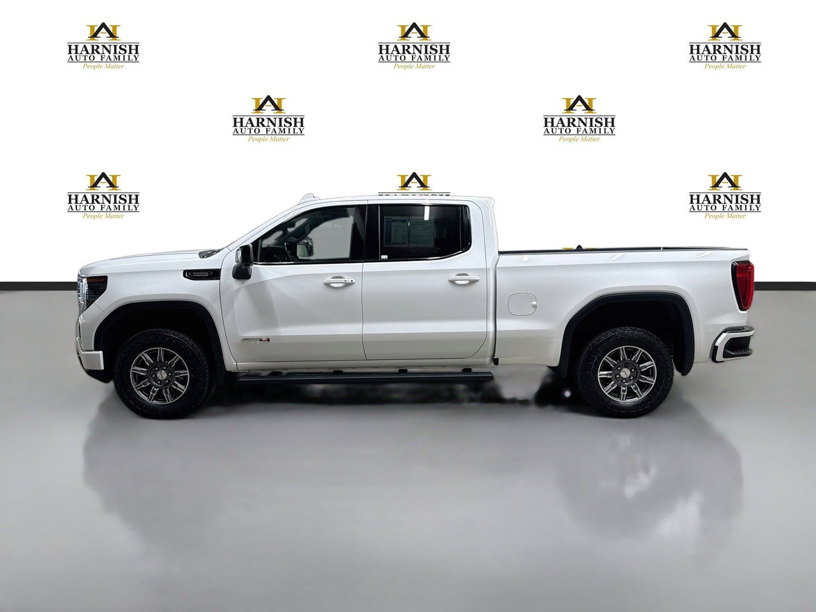 Used 2024 GMC Sierra 1500 AT4 w/ Technology Package AWD/4WD image 9