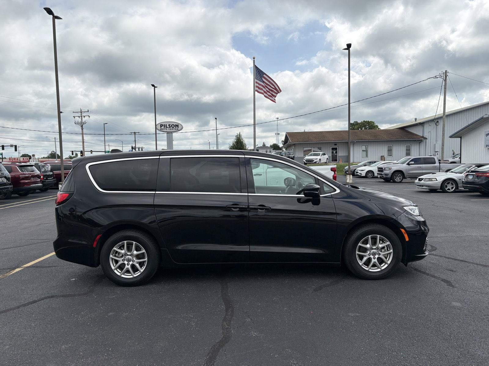 Used 2024 Chrysler Pacifica Touring-L FWD image 26