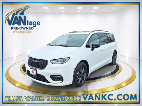 Used 2025 Chrysler Pacifica Limited FWD image 1
