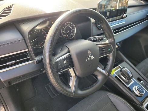 Used 2024 Mitsubishi Outlander SE image 23