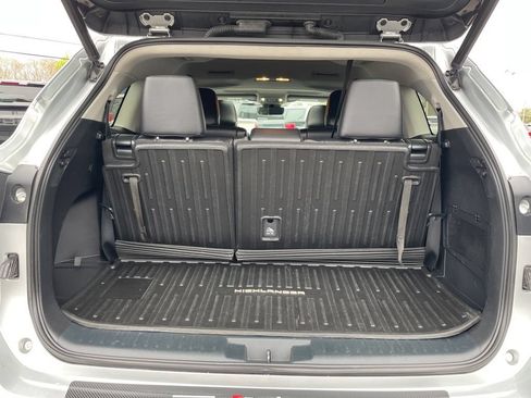 Used 2021 Toyota Highlander XLE AWD/4WD image 37