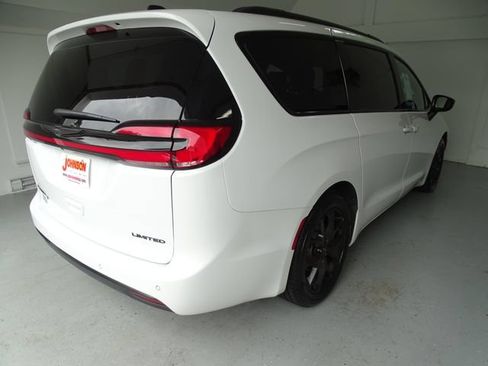 Certified 2025 Chrysler Pacifica Limited FWD image 21