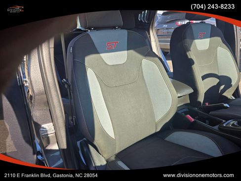 Used 2017 Ford Focus ST FWD image 11