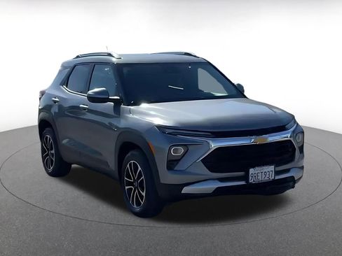Used 2025 Chevrolet TrailBlazer LT image 2