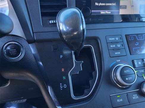 Used 2016 Toyota Sienna SE image 11