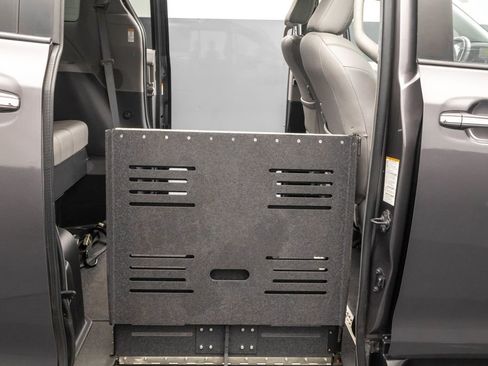 Used 2019 Toyota Sienna XLE image 24