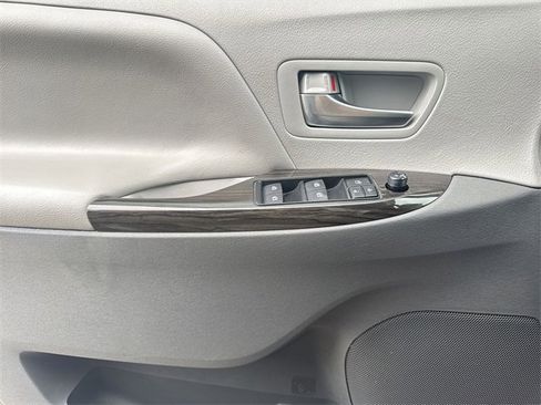 Used 2020 Toyota Sienna XLE image 22