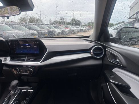 Used 2025 Chevrolet Trax LT FWD image 35
