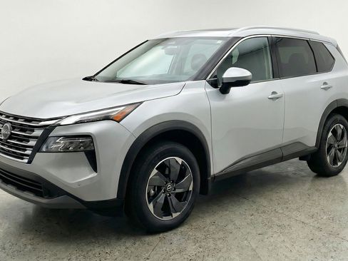 Used 2025 Nissan Rogue SV image 3