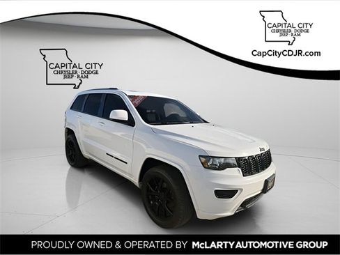 Used 2020 Jeep Grand Cherokee Altitude image 1