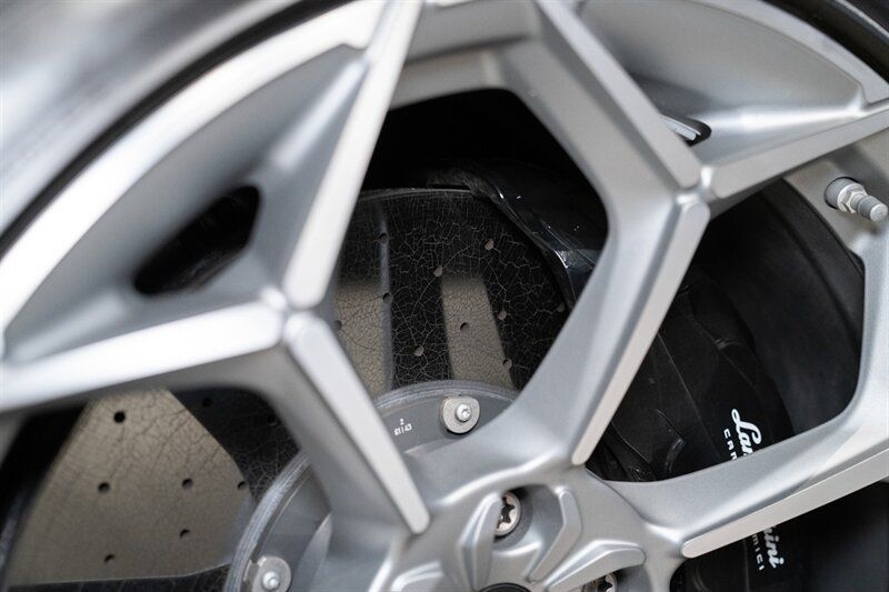 Used 2023 Lamborghini Urus Performante AWD/4WD image 33