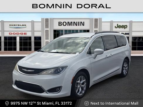 Used 2017 Chrysler Pacifica Touring-L w/ Tire & Wheel Group image 1