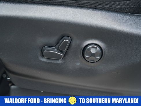 Used 2024 Chrysler Pacifica Touring-L image 39