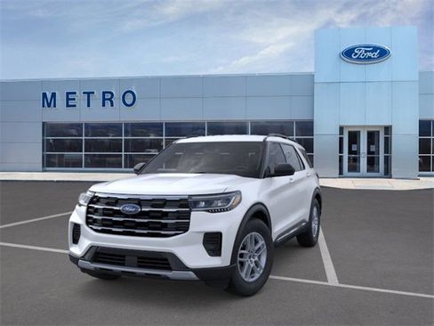 Used 2025 Ford Explorer Active image 3