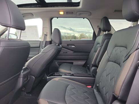 New 2026 Nissan Pathfinder Platinum image 11