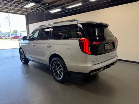 Used 2025 Ford Expedition Platinum AWD/4WD image 2