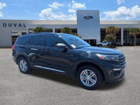 Used 2022 Ford Explorer XLT w/ Equipment Group 202A AWD/4WD image 2