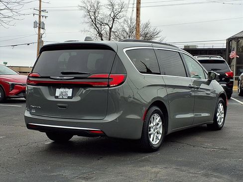 Used 2022 Chrysler Pacifica Touring-L image 4