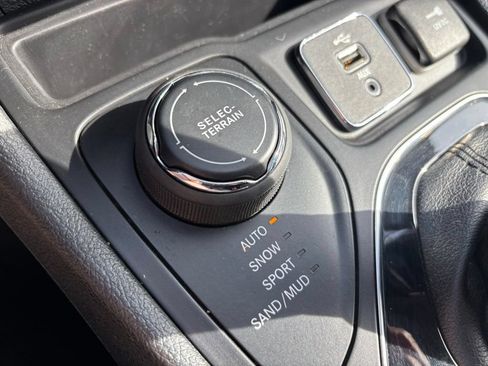 Used 2019 Jeep Cherokee Limited w/ Technology Group AWD/4WD image 39