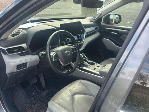Used 2023 Toyota Highlander Platinum image 6