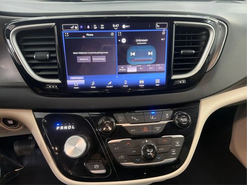 Used 2024 Chrysler Pacifica Touring-L FWD image 19