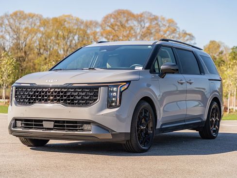 Used 2025 Kia Carnival SX Prestige image 3