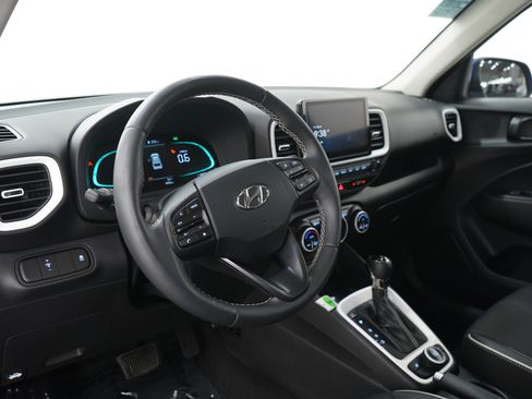 Certified 2025 Hyundai Venue Limited FWD image 23