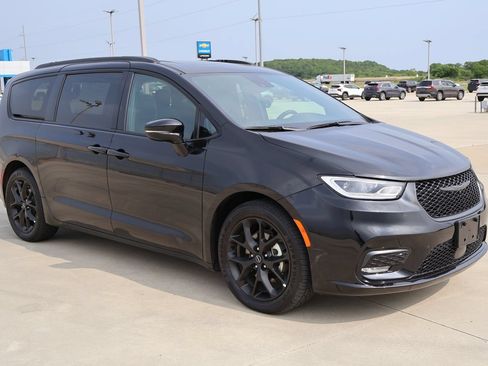 Used 2025 Chrysler Pacifica Limited FWD image 4