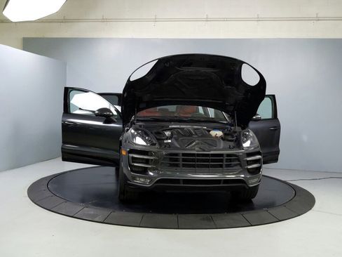 Used 2018 Porsche Macan Turbo image 10