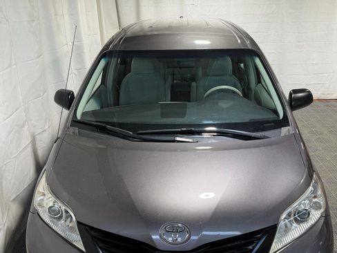 Used 2011 Toyota Sienna w/ Towing Pkg FWD image 3
