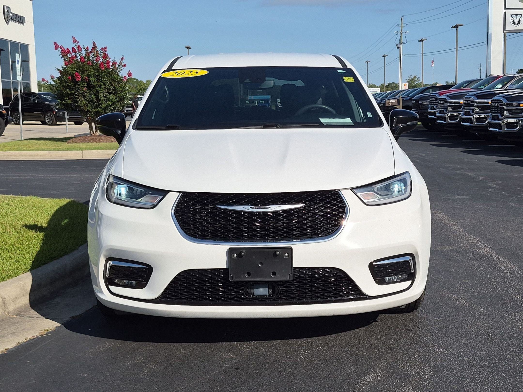 Used 2025 Chrysler Pacifica Select FWD image 2
