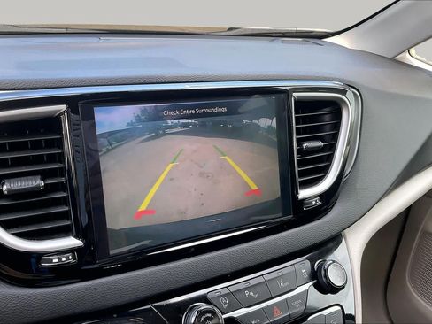 Certified 2024 Chrysler Pacifica Touring-L FWD image 26