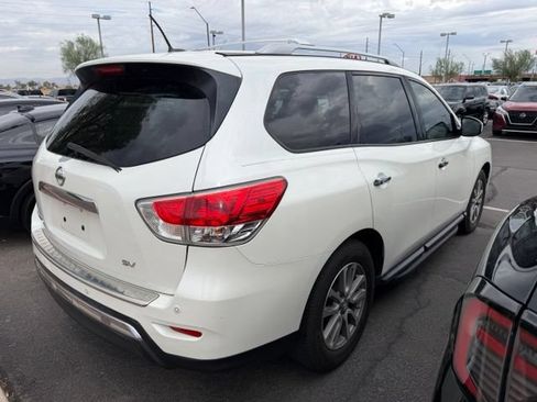 Used 2016 Nissan Pathfinder SV FWD image 3