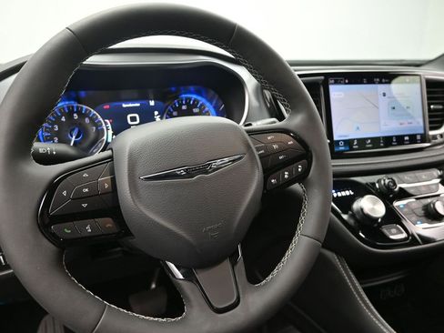 Used 2025 Chrysler Pacifica Limited FWD image 20