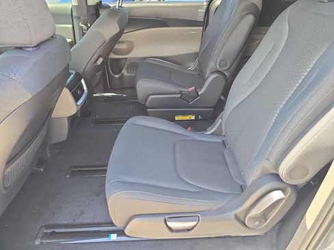 New 2027 Kia Carnival LX FWD image 16