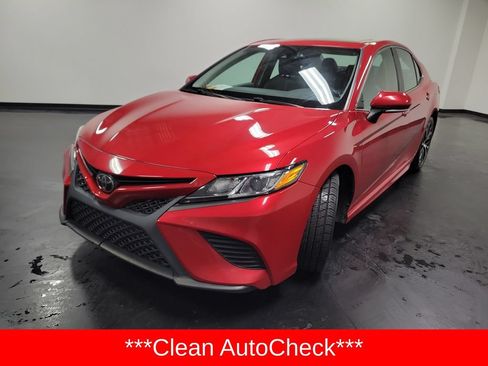 Used 2020 Toyota Camry SE w/ Convenience Package FWD image 4