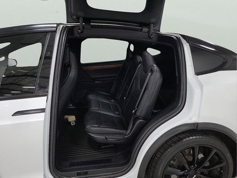 Used 2019 Tesla Model X image 9